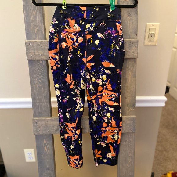 Floral Crop Leggings - Picture 2 of 4